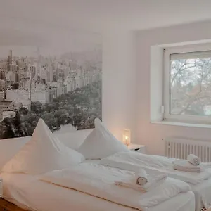 Apartment Mit Kueche, Arbeitsplatz Und Xxl Sofa